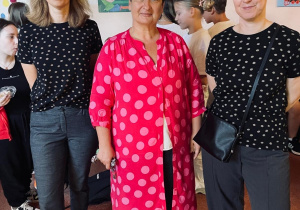 Trzy nauczycielki w ubraniach w kropki.