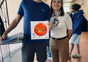 Dwóch nauczycieli z elementami kropki.