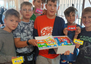 Grupa uczniów z pudełkiem z cukierami.