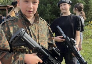 Uczniowie ze sprzętem.