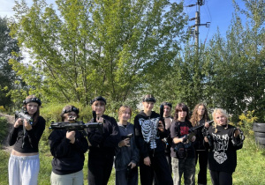 Grupa dziewczyn z laserami.