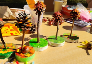 Prace dzieci wykonane z szyszek.