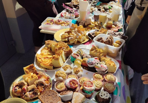 Stół pełen ciasta.