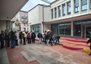 Uczniowie na poznańskim rynku.