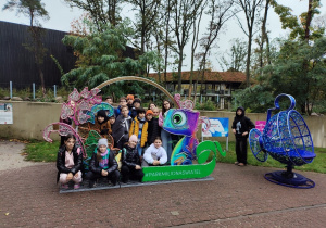 Grupa dzieci na terenie zoo.