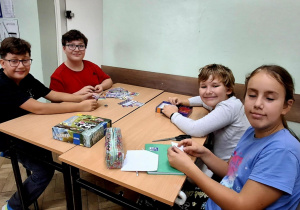 Grupa uczniów w czasie gry.