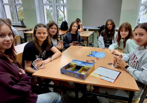 Grupa dziewczynek w czasie gry.