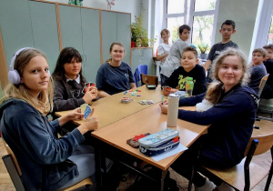 Uczniowie klasy 5 w czasie gry.