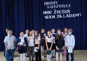 Grupa uczniów biorących udział w przedstawieniu