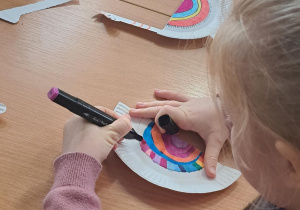 Uczennica wykonuje lamę