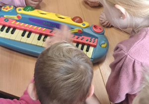 Grupa uczniów gra na instrumencie