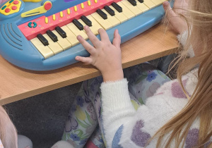 Grupa uczniów komponuje utwór muzyczny