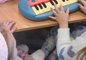 Grupa uczniów komponuje utwór