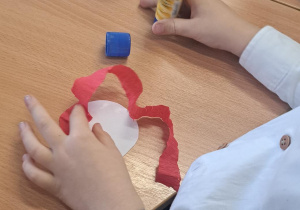 Uczennica wykonuje kotylion