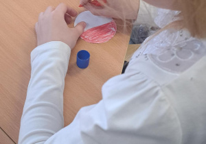 Uczennica koloruje flagę