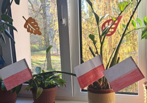 Parapet okienny udekorowany flagami