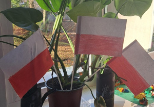 Parapet okienny udekorowany trzema flagami