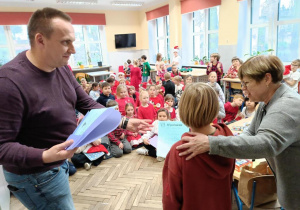 Organizatorzy wręczają dyplomy