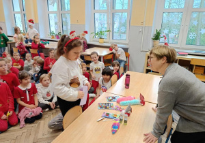 Uczennica wybiera nagrodę