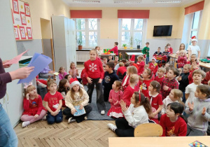 Grupa uczniów zebrana podczas wręczenia nagród