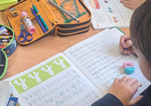 Uczniowie uzupełniają samogłoskę y