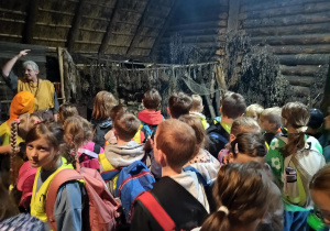 Grupa uczniów w osadzie