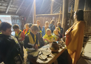 Ucziowie w osadzie biskupińskiej