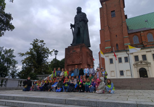 Grupa uczniów przed Katerdą Gnieźnieńską