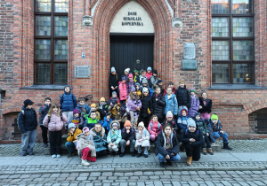 Grupa uczniów przed domem Mikołaja Kopernika