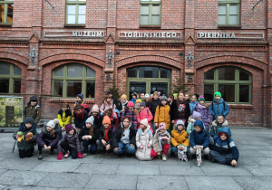Grupa uczniów przed muzeum toruńskiego piernika