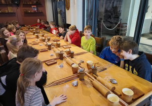 Grupa uczniów tworzy własne pierniczki