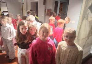 Grupa uczniów w muzeum piernika