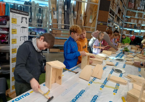 Grupa uczniów składa skrzyneczki