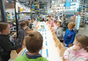 Grupa uczniów na warsztatach z majsterkowania