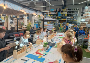 Grupa uczniów ozdabia skarzyneczki na narzędzia