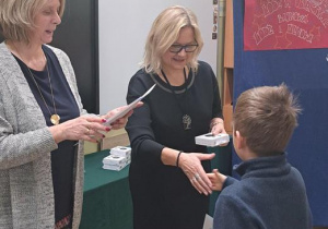 Wręczenie dyplomu uczniowi klasy 1