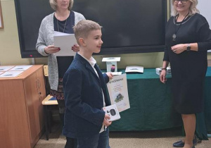 Wręczenie dyplomu uczniowi SP122