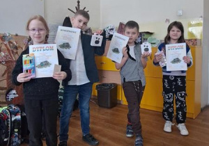 Dwie dziewczynki i dwaj chłopcy z dyplomami
