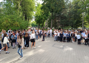 Grupa dzieci wraz z rodzicami.