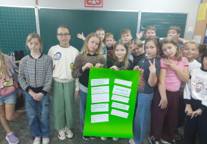 Grupa uczniów prezentuje klasowy kodeks życzliwości