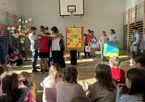 Grupa uczniów prezentuje scenkę "Nowy uczeń"