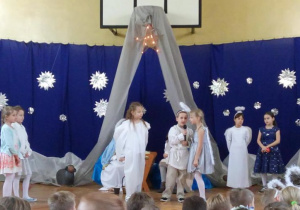 Uczniowie – aniołowie mówiący wierszyki