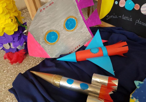 Prace dzieci przedstawiające rakiety kosmiczne