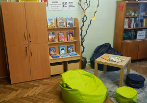 Kącik czytelniczy w bibliotece w budynku B.