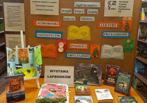 Wystawa nowości książkowych oraz lapbooków w bibliotece.